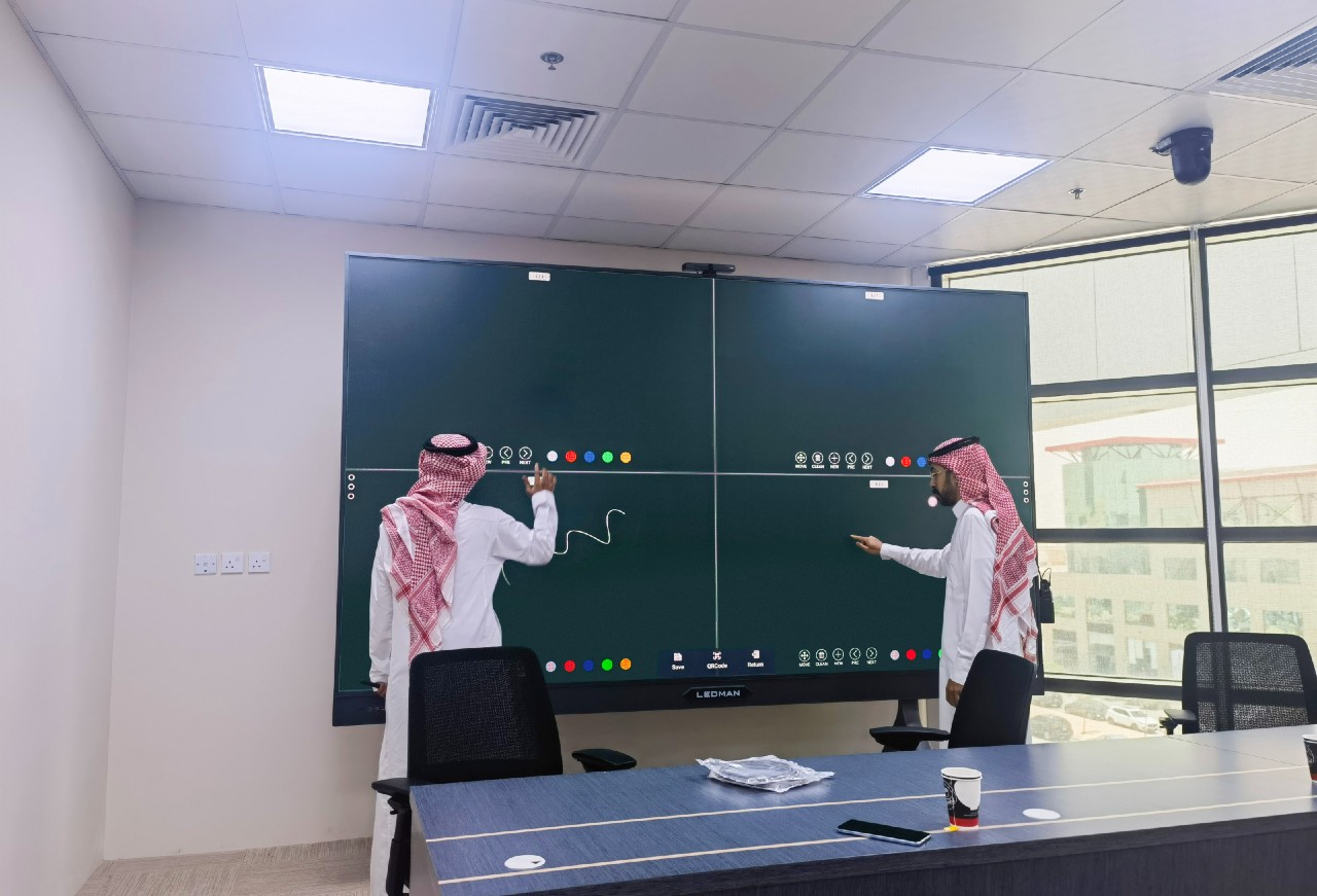 Công ty ở Saudi điều hành các cuộc họp thông minh với màn hình LED Ledman AIO